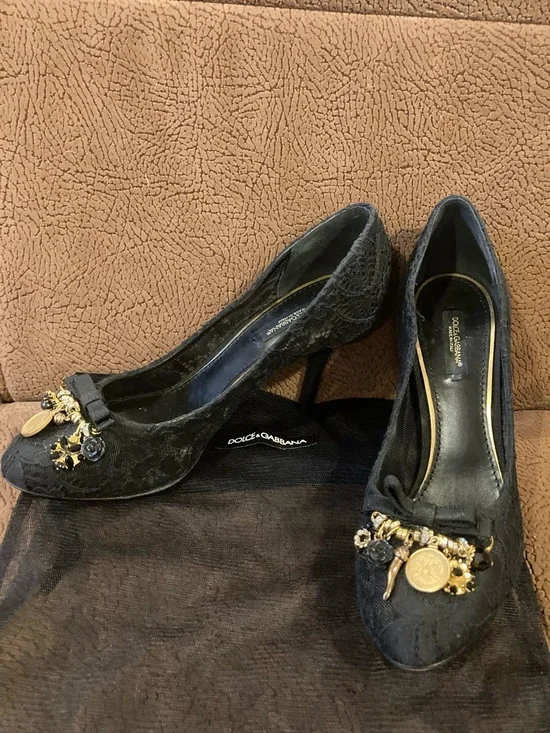 Dolce & Gabbana Bellucci Black Taormina Lace Pumps with Gold Charm Accents - Picture 3 of 9
